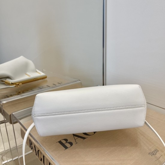 Fendi First Small White leather bag  Height: 18 cm Depth: 9.5 cm Width: 26 cm