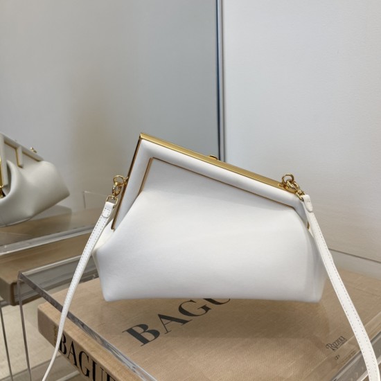 Fendi First Small White leather bag  Height: 18 cm Depth: 9.5 cm Width: 26 cm