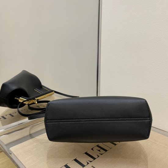 Fendi First Small Black leather bag  Height: 18 cm Depth: 9.5 cm Width: 26 cm