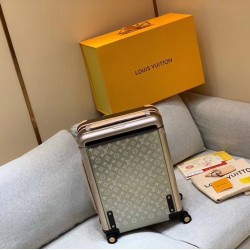 Louis Vuitton suitcase titanium alloy material, light and scratch -resistant!Titanium ash Monogram pattern is laser. There are a kind of modern metal and classic luxury, but it is good!A person's taste and quality, a pull -out box can be reflected!Model: 