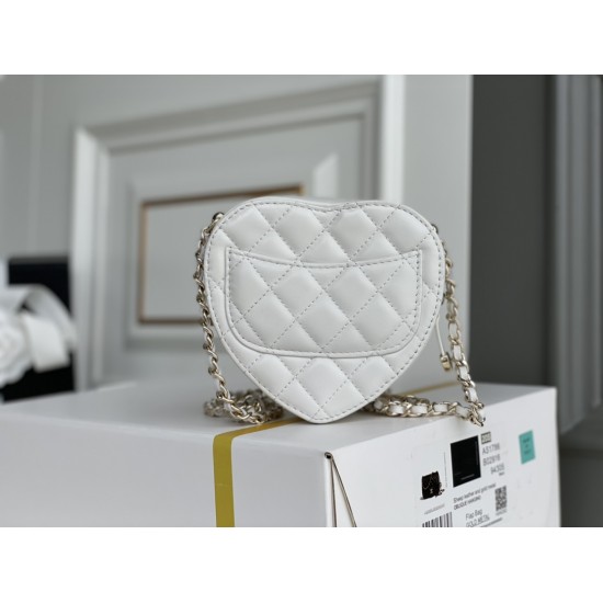 CHANEL HEART CLUTCH WITH CHAIN Size: 12 * 13 * 5.5CM