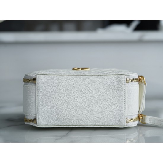 CHANEL hollow handle camera bag box bag Size: 13 × 17.5 × 7.5CM
