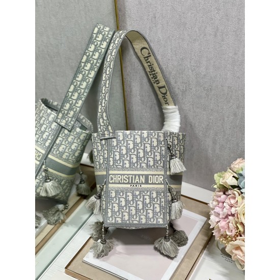 Dior D-BUBBLE BUCKET BAG Size: 16 x 25 x 16 cm