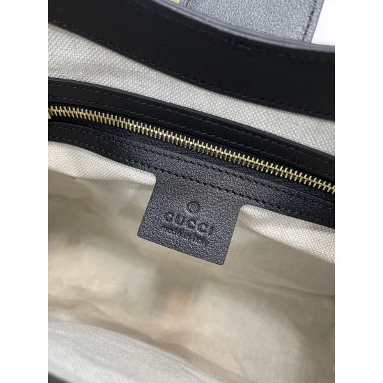 Gucci Small GG shoulder bag  Size: 25 x 21 x 9cm