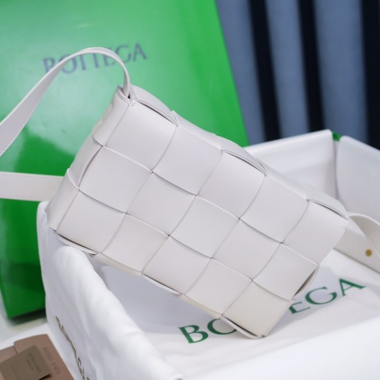 Bottega Veneta Cassette  SIZE 23X15X5CM