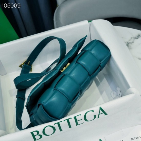 BottegaVeneta Padded Cassette size 26x18x8cm