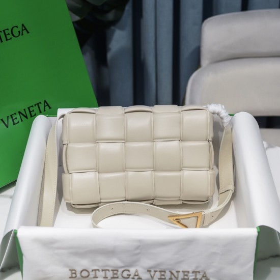 BottegaVeneta Padded Cassette size 26x18x8cm