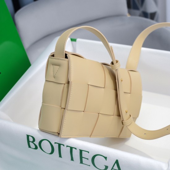 Bottega Veneta Cassette  SIZE 23X15X5CM