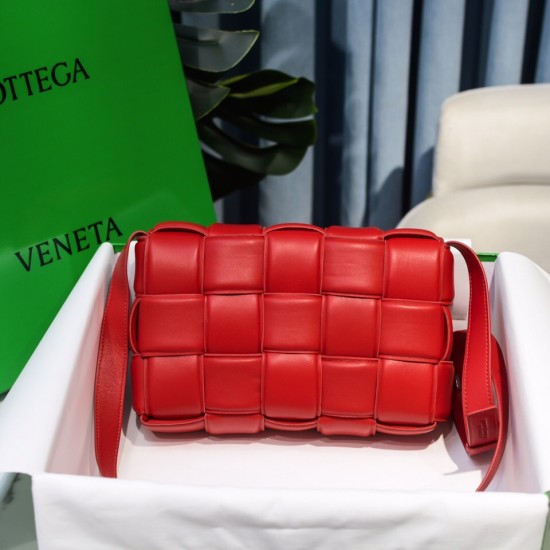 BottegaVeneta Padded Cassette size 26x18x8cm