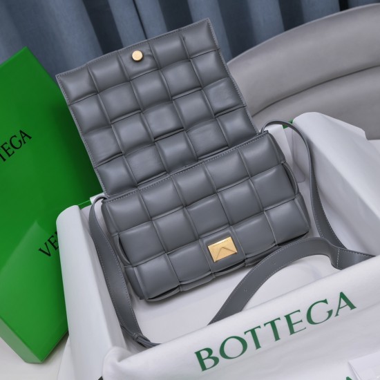 BottegaVeneta Padded Cassette size 26x18x8cm