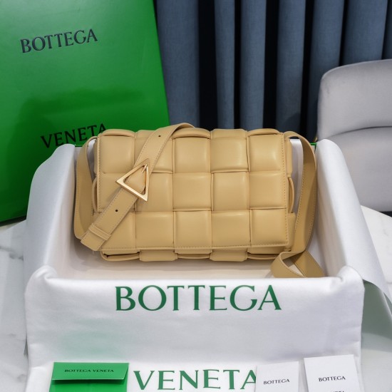 BottegaVeneta Padded Cassette size 26x18x8cm