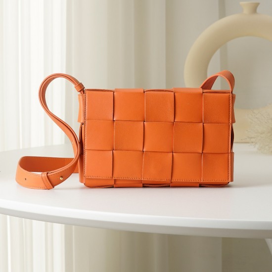 Bottega Veneta Cassette Size 23X15X5CM