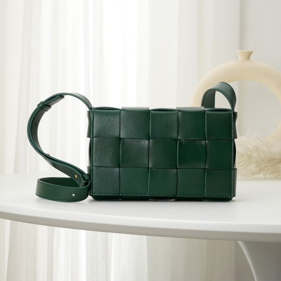 Bottega Veneta Cassette Size 23X15X5CM