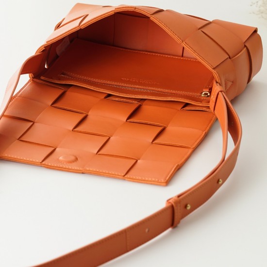 Bottega Veneta Cassette Size 23X15X5CM