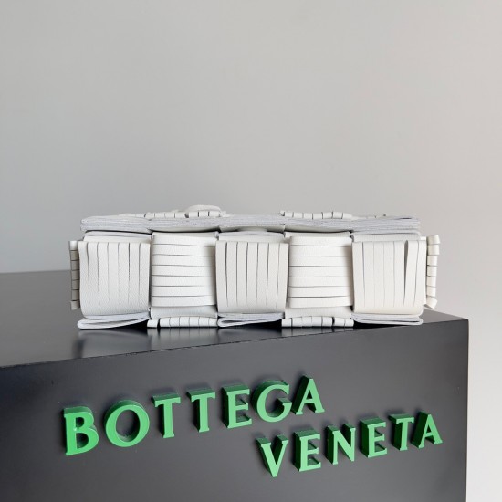 BottegaVeneta Cassette Tassel bag Size：23*15*5.5