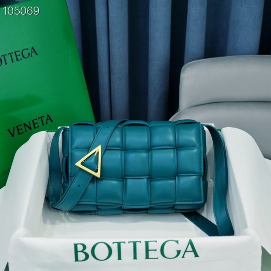 BottegaVeneta Padded Cassette size 26x18x8cm