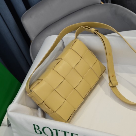 Bottega Veneta Cassette  SIZE 23X15X5CM