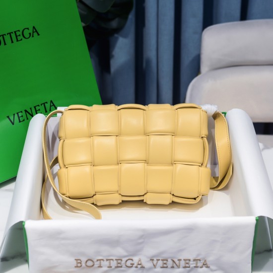 BottegaVeneta Padded Cassette size 26x18x8cm