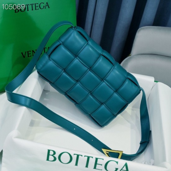 BottegaVeneta Padded Cassette size 26x18x8cm