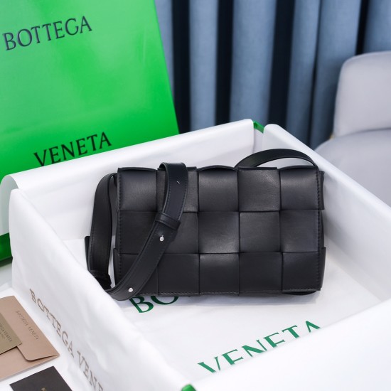 Bottega Veneta Cassette  SIZE 23X15X5CM