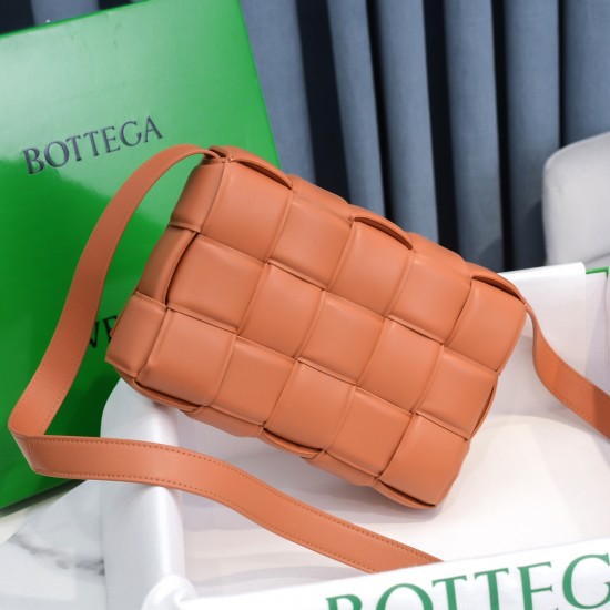 BottegaVeneta Padded Cassette size 26x18x8cm