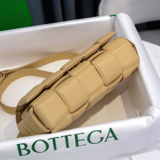 BottegaVeneta Padded Cassette size 26x18x8cm