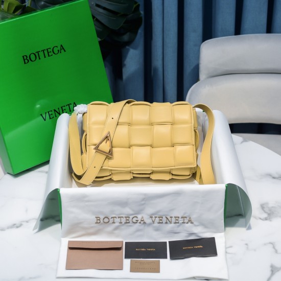 BottegaVeneta Padded Cassette size 26x18x8cm