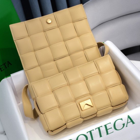 BottegaVeneta Padded Cassette size 26x18x8cm