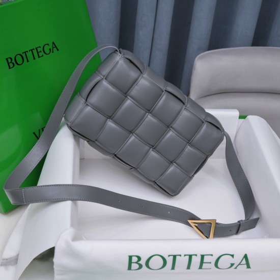 BottegaVeneta Padded Cassette size 26x18x8cm