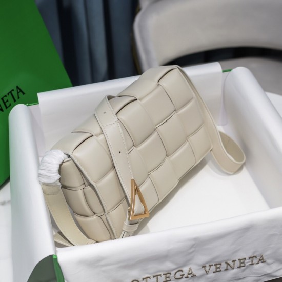 BottegaVeneta Padded Cassette size 26x18x8cm