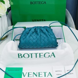Bottega Veneta Mini Pouch Bag Size：22*12*5CM