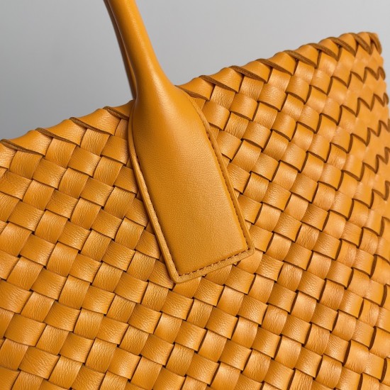 Bottega Veneta Medium Cabat Tote bag