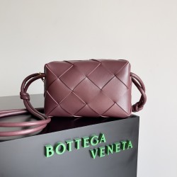 Bottega Veneta Loop Camera Bag Size：21*14*7