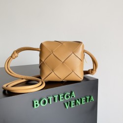 Bottega Veneta Camera bag Size：14*14*7CM