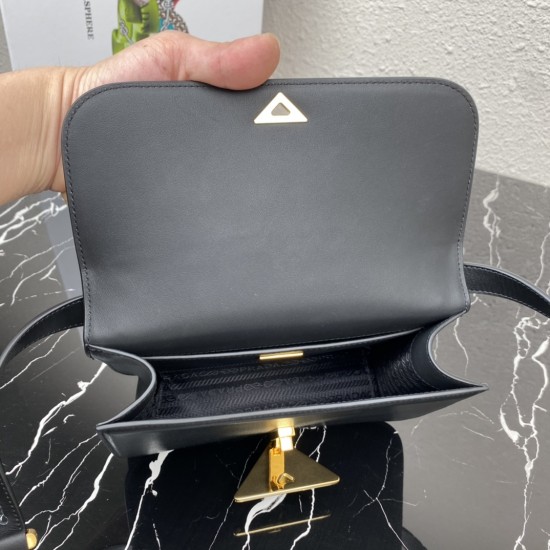 Prada Emblème Saffiano shoulder bag Size:22x16x6CM