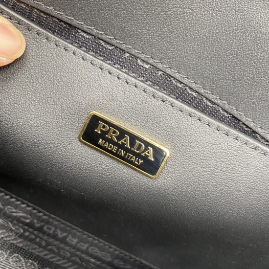 Prada Emblème Saffiano shoulder bag Size:22x16x6CM