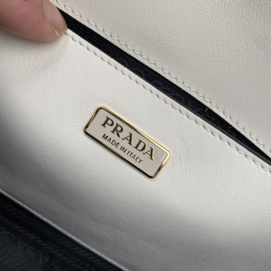 Prada Emblème Saffiano shoulder bag Size:22x16x6CM