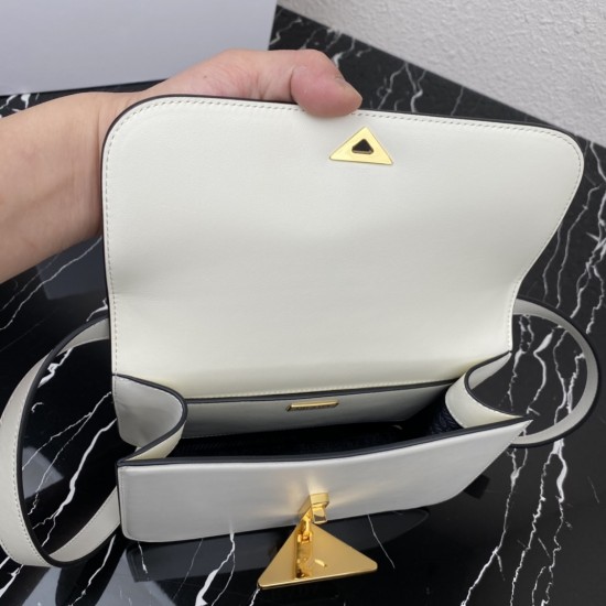 Prada Emblème Saffiano shoulder bag Size:22x16x6CM