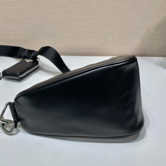 Prada Triangle leather shoulder bag  Size: 26x14x12cm