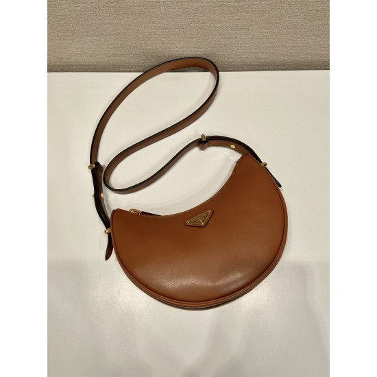 Prada Leather shoulder bag Size: 22.5x18.5x6CM