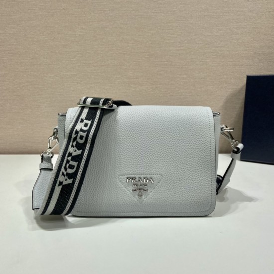 Prada Leather shoulder bag Size: 23x18x9CM