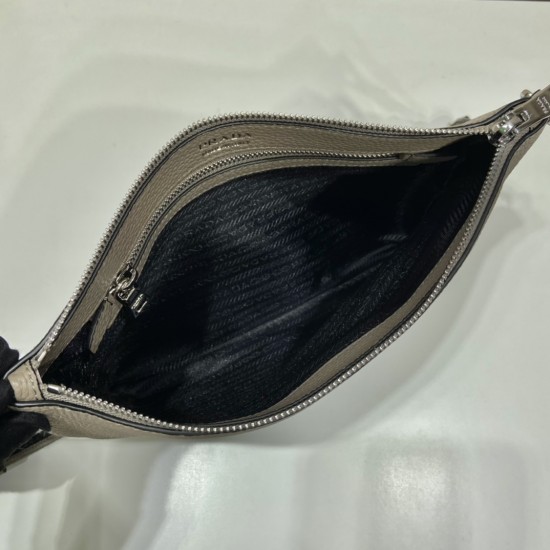 Prada Leather shoulder bag Size: 19x30CM