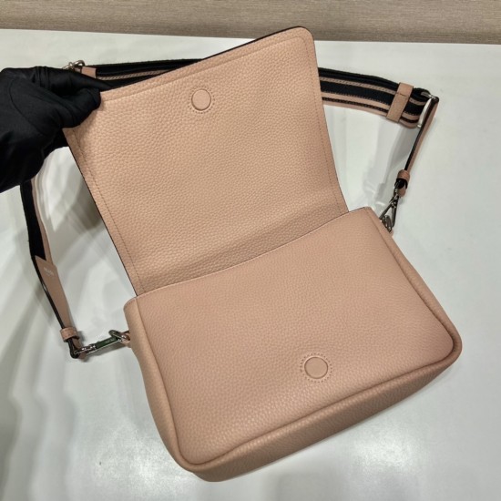 Prada Leather shoulder bag Size: 23x18x9CM