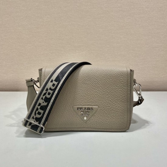 Prada Leather shoulder bag Size: 23x18x9CM