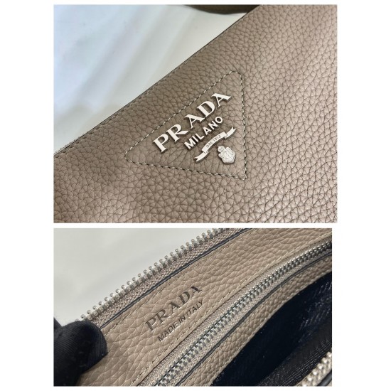 Prada Leather shoulder bag Size: 19x30CM