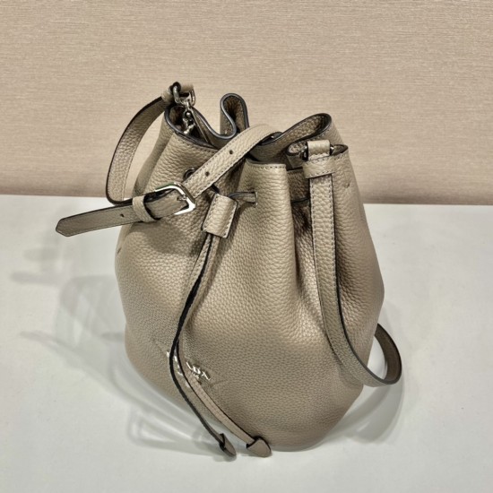 Prada Leather bucket bag  Size: 20x25x14CM