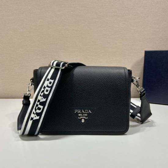 Prada Leather shoulder bag Size: 23x18x9CM