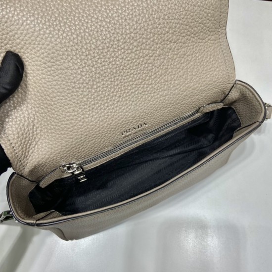 Prada Leather shoulder bag Size: 23x18x9CM