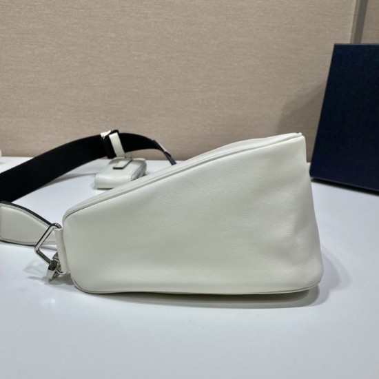 Prada Triangle leather shoulder bag  Size: 26x14x12cm