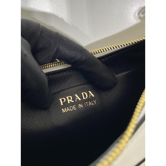 Prada Leather shoulder bag Size: 22.5x18.5x6CM